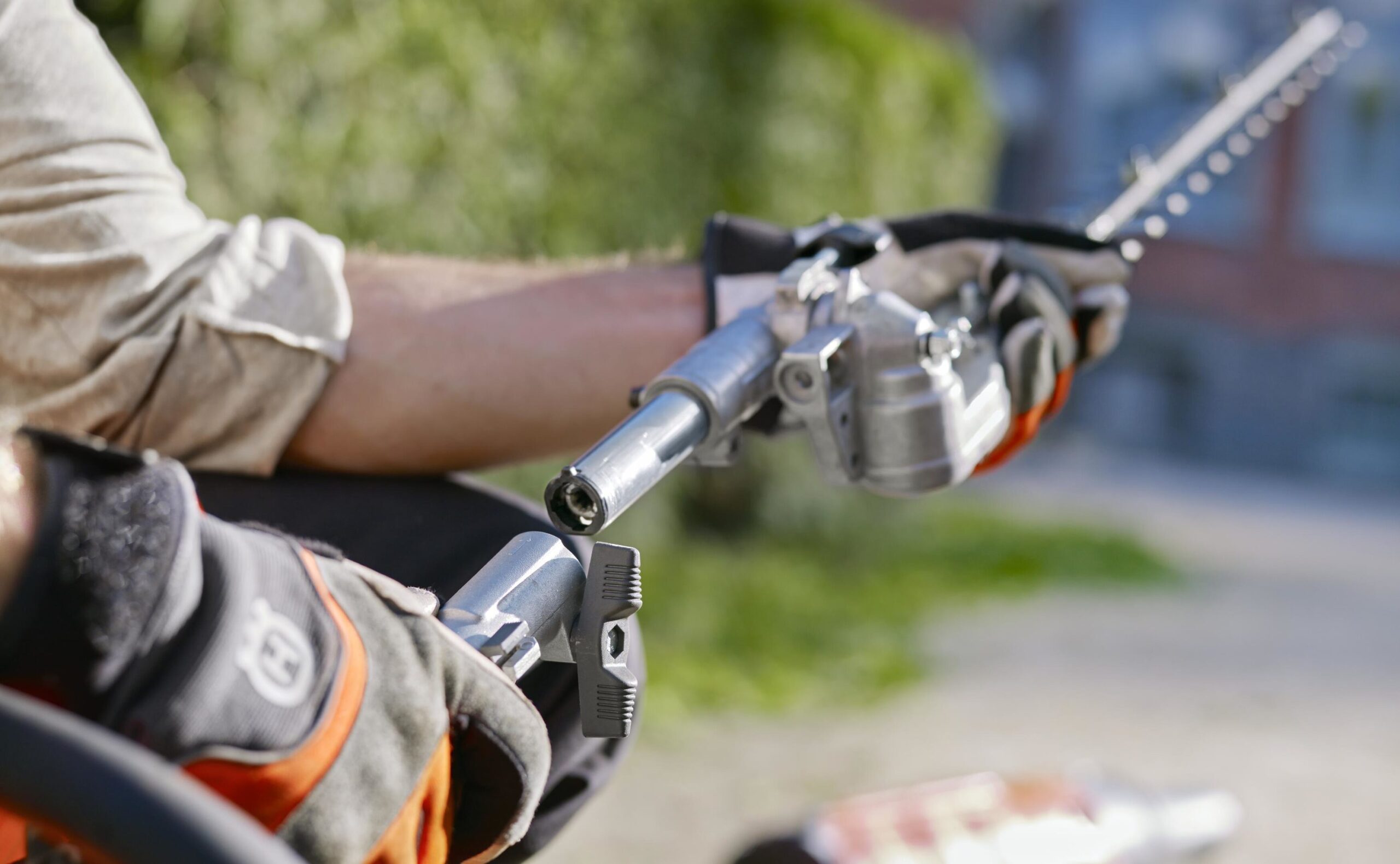 Husqvarna 970545001 330LK 28-cc 2-cycle 20-in Straight Shaft Gas String Trimmer with Attachment Capable and Edger Capable - Image 11